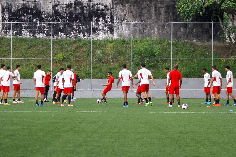 Flamengo se prepara para a partida contra São José-RS, em Osasco