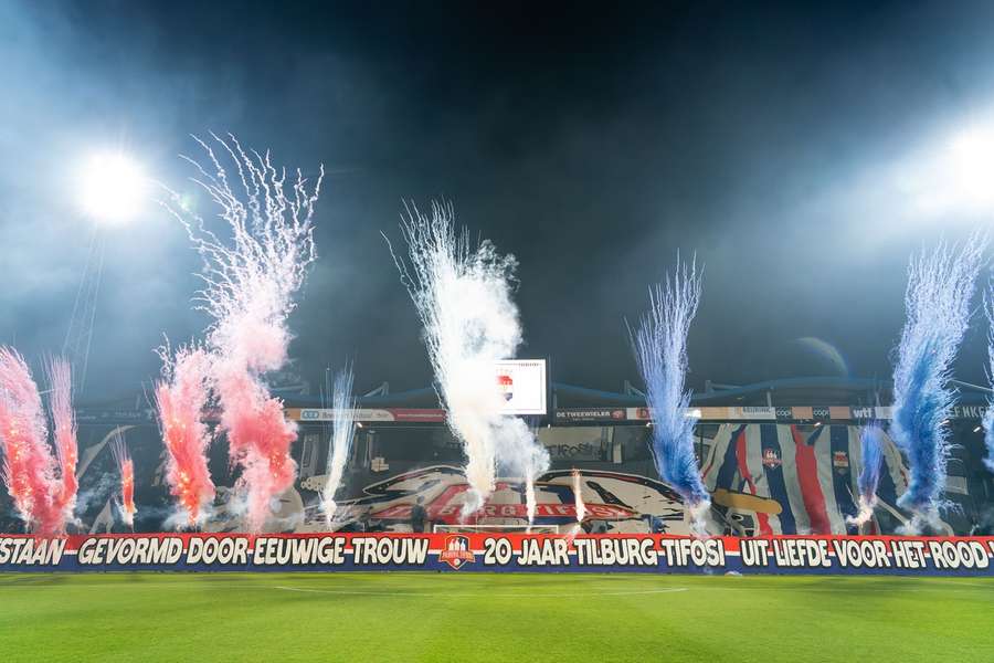 Een mooie sfeeractie van de Tifosi van Willem II