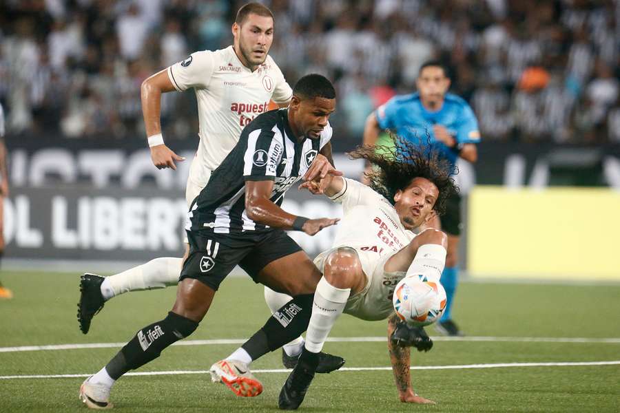 Botafogo venceu Universitario por 3 a 1 no Nilton Santos