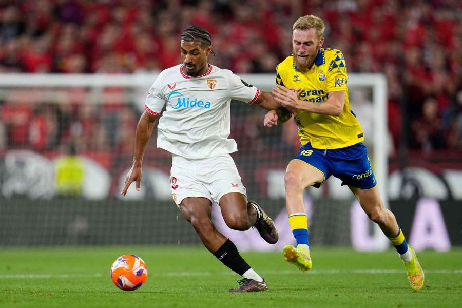 Badé lucha con McBurnie durante el Sevilla-Las Palmas
