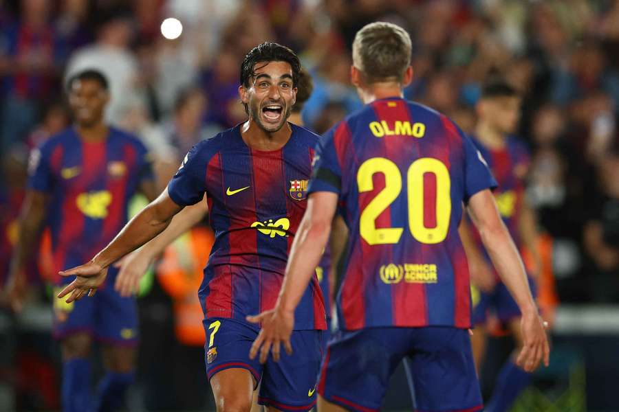 Ferran Torres de la Barcelona sărbătorește marcarea celui de-al doilea gol împotriva lui Real Madrid, duminică