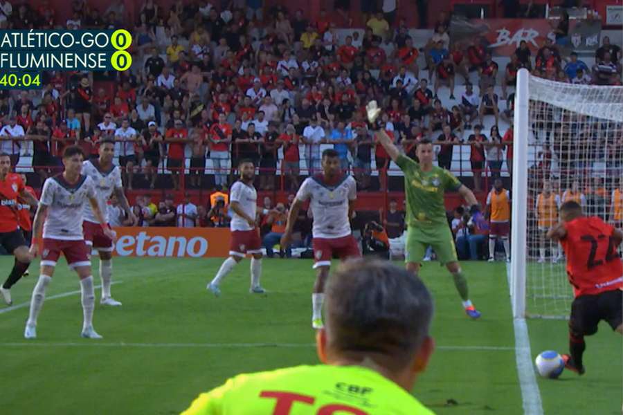 O lance polêmico do gol em Atlético-GO 1x0 Fluminense