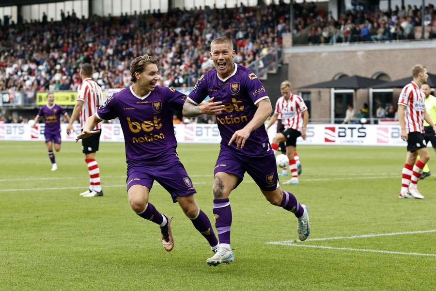 Victor Edvardsen maakte op prachtige wijze de 0-2 op Het Kasteel