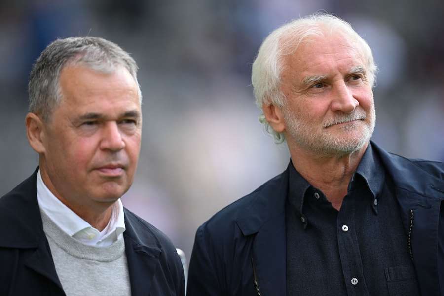 Andreas Rettig (l.) und Rudi Völler verfolgen die U21 derzeit bei der EM in der Slowakei.