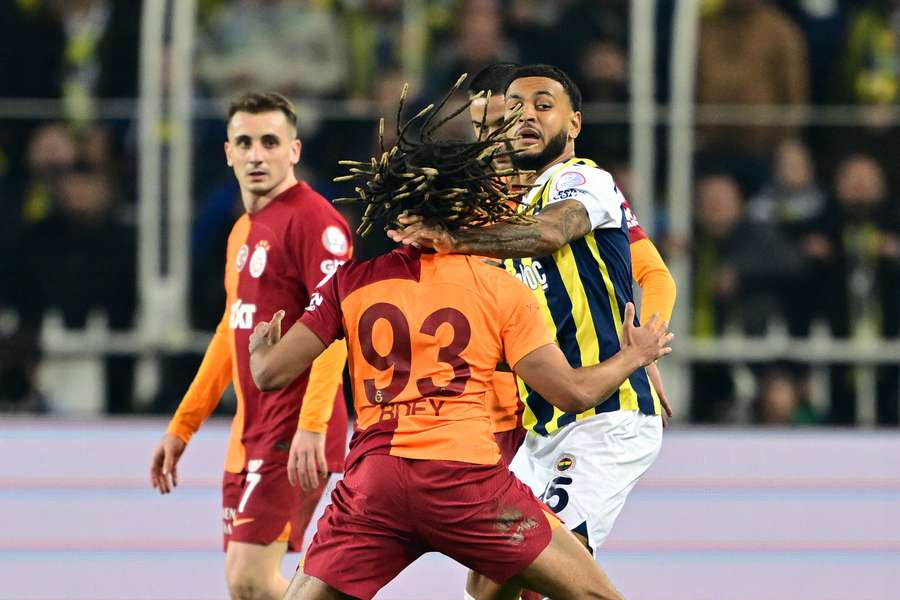 Fenerbahçe e Galatasaray fizeram clássico sem grandes emoções