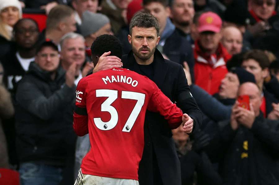 Kobbie Mainoo s trenérem Michaelem Carrickem