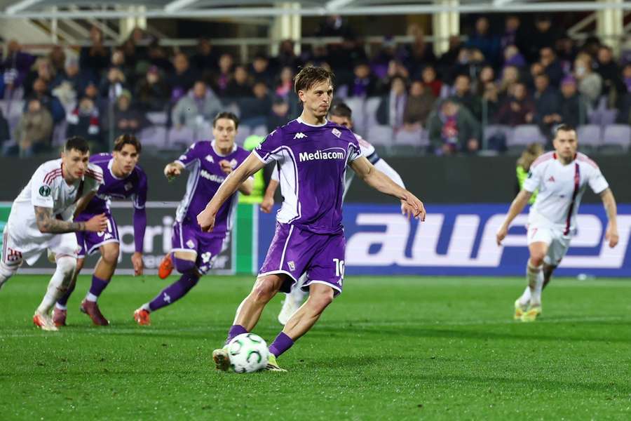 Fiorentina's Albert Gudmundsson scores the winner from the penalty spot against Rakow