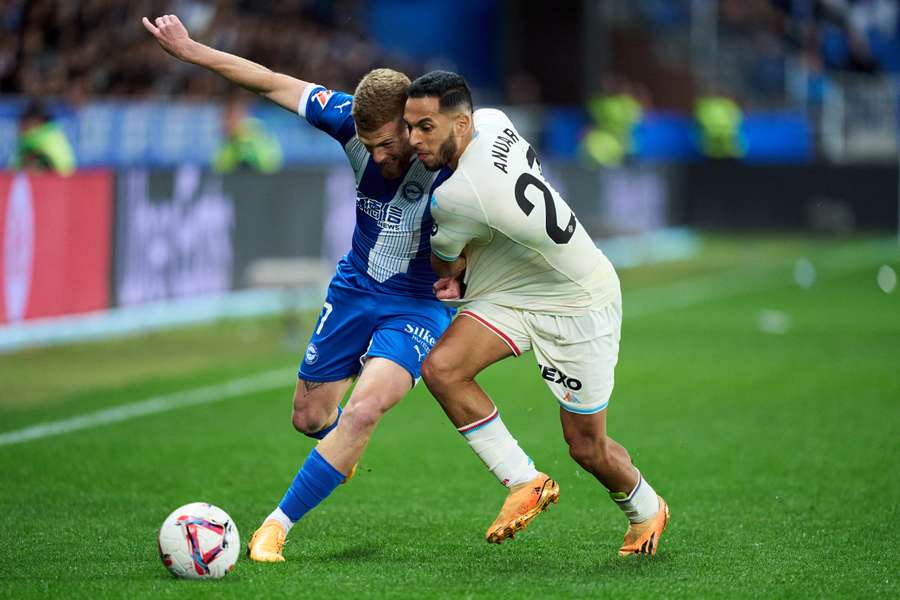 Anuar y Carlos Vicente luchan por un balón