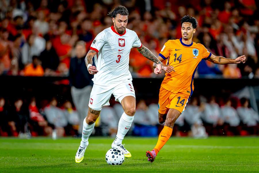 Przemysław Wiśniewski i Tijjani Reijnders podczas meczu pomiędzy Holandią a Polską na stadionie De Kuip, 4 września 2025 r. 