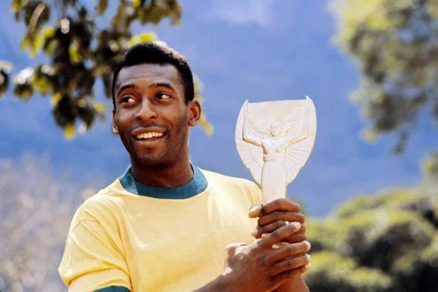 Pelé avec la Coupe Jules-Rimet, qui a été décernée aux vainqueurs des Coupe du monde jusqu'en 1970.