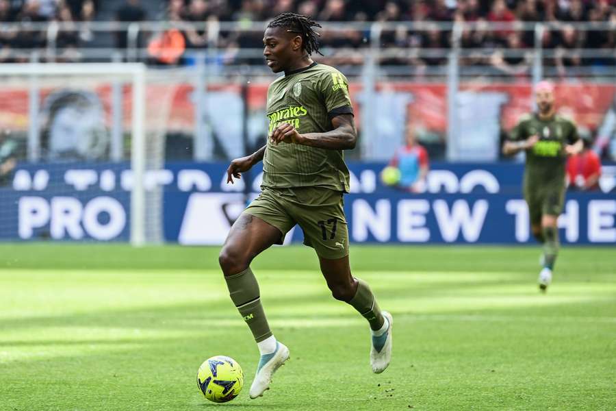 Leao zet een dribbel in tijdens de wedstrijd tegen Lazio op 6 mei