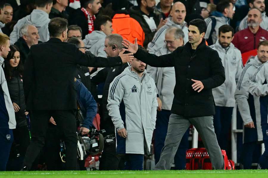 Arteta e Simeone se cumprimentam durante jogo da Champions Arteta e Simeone se cumprimentam durante jogo da Champions