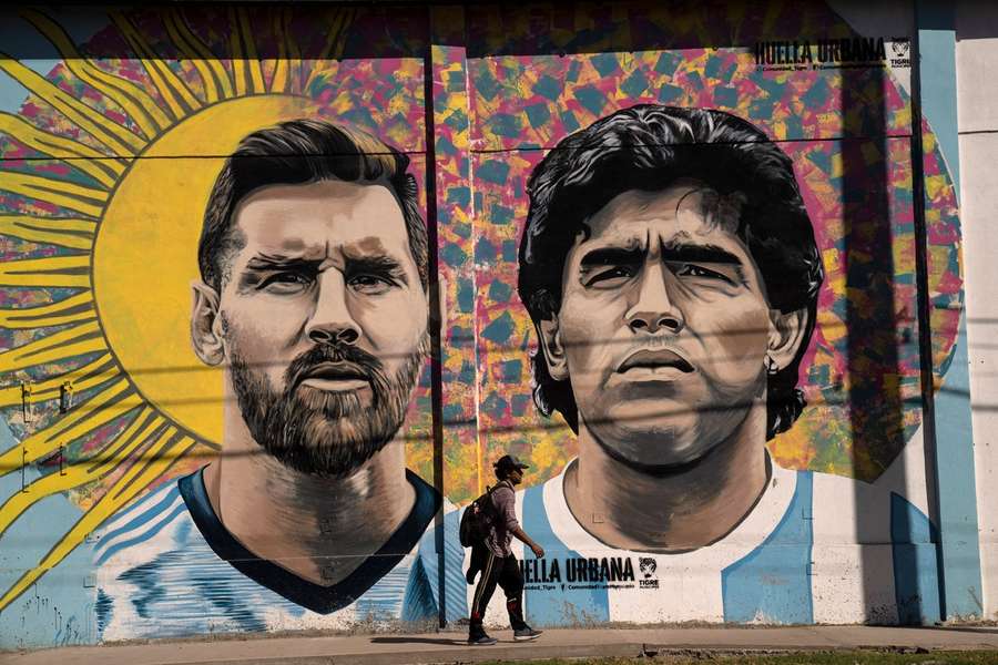 Dva symboly Argentíny - Lionel Messi vľavo a vpravo Diego Maradona.