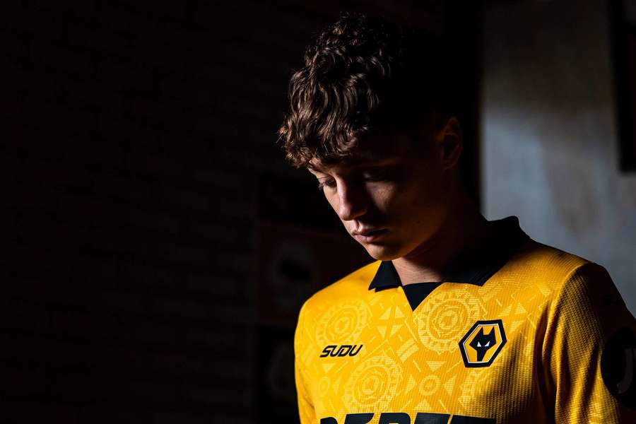 Wolves sign Wolves sign
