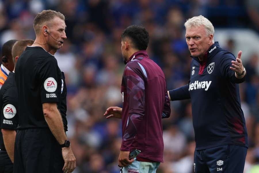 Referees' body to cooperate with Premier League review of VAR