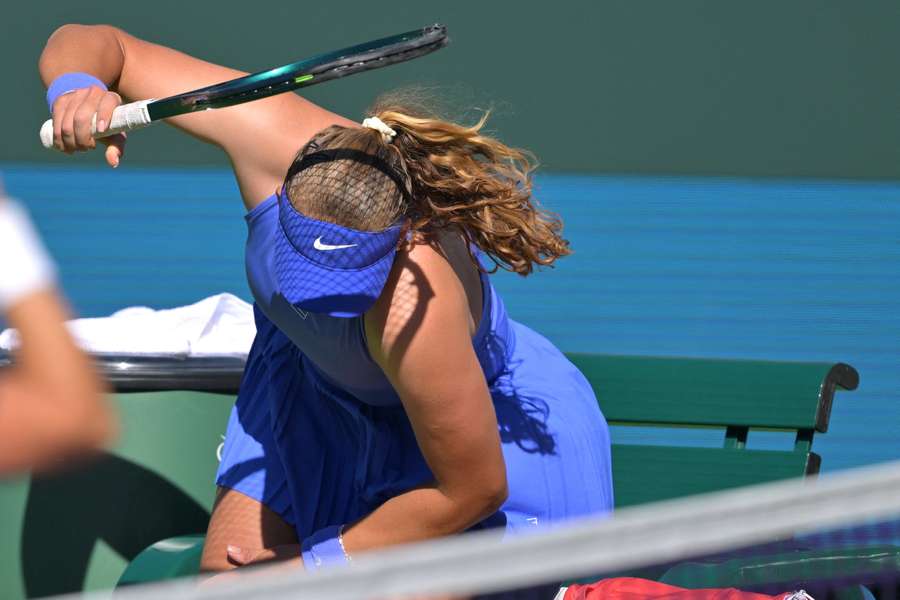 Andreeva smashes her racket during her third-round defeat
