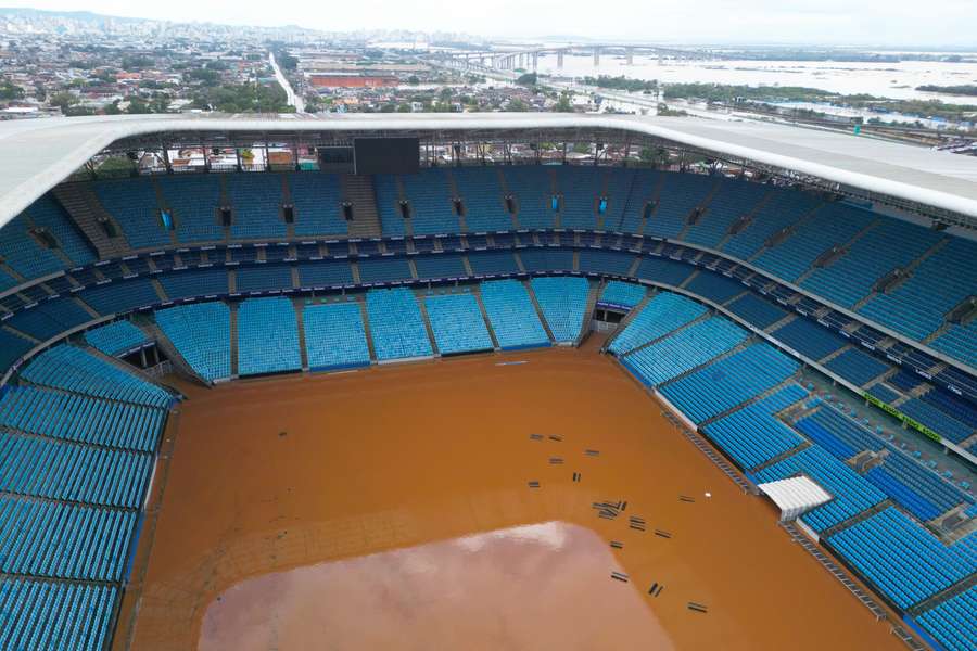 Arena do Grêmio ficou totalmente alagada pelas fortes chuvas em Porto Alegre