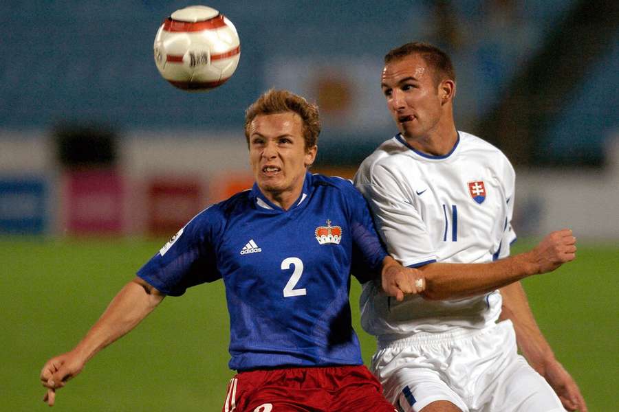 À direita Róbert Vittek, à esquerda Franz Josef Vogt no jogo Eslováquia - Liechtenstein de setembro de 2004.