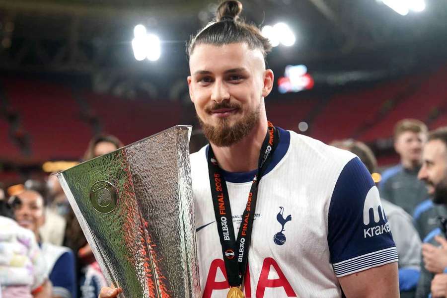 Radu Drăgușin cu trofeul Europa League
