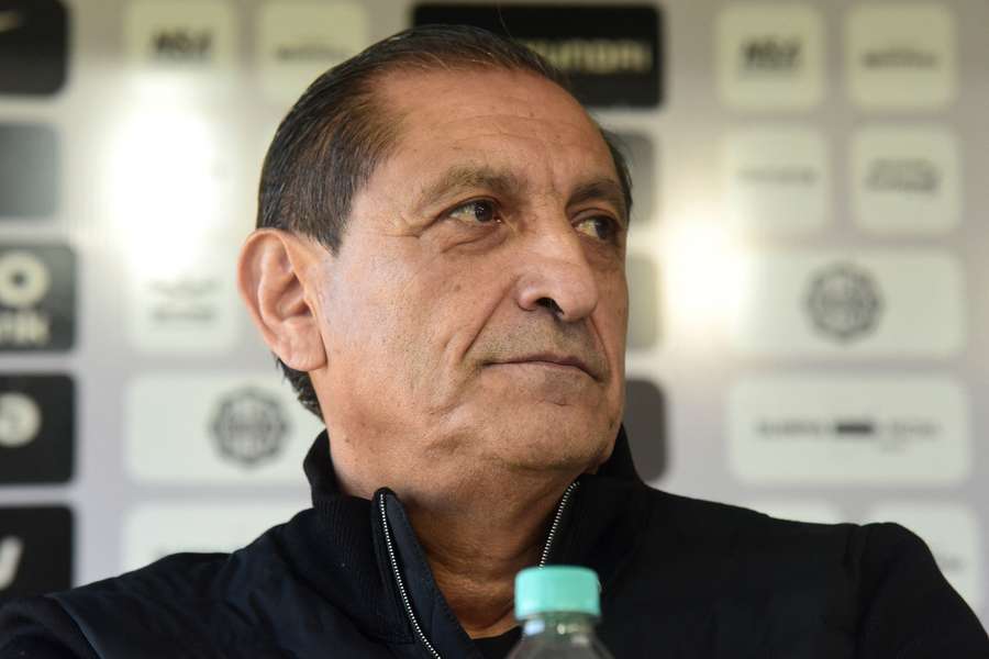 Ramón Díaz durou apenas sete jogos no Olimpia, seu último clube