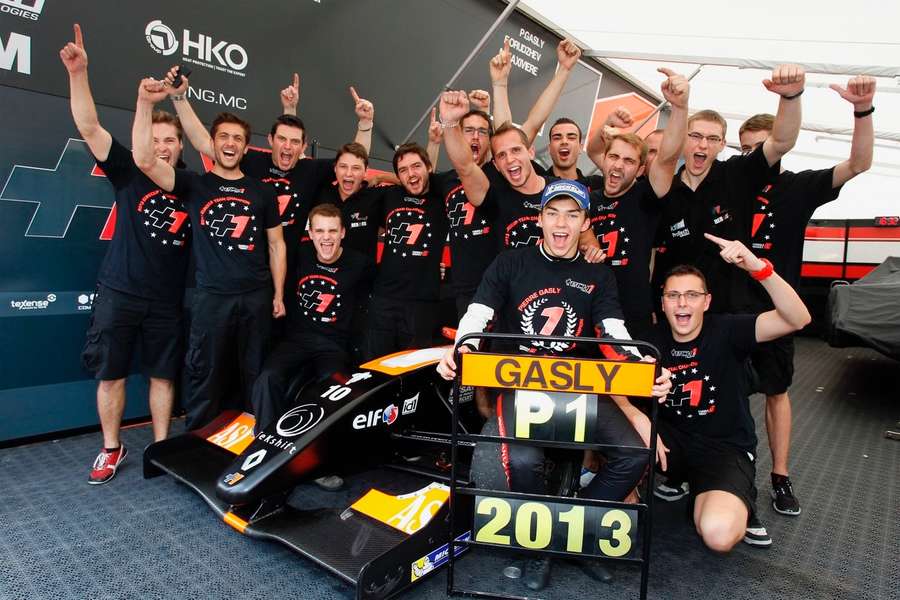 2013 wurde er der jüngste Fahrer der den Titel in Europa Formula Renault 2.0 gewann.