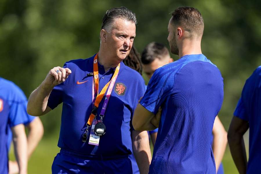 Louis van Gaal in gesprek met Teun Koopmeiners op de training