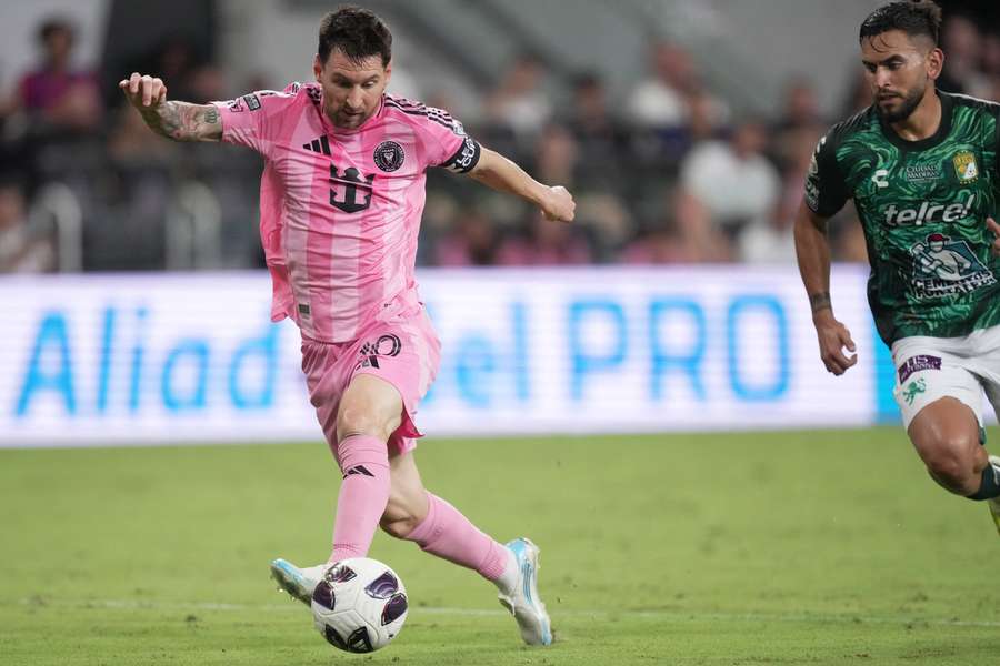 Messi conduce el balón
