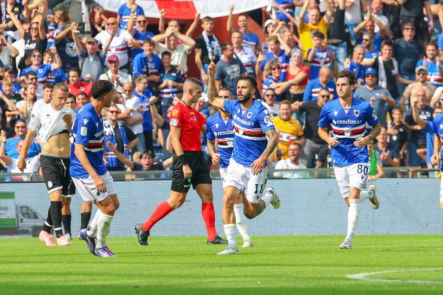 Lorenzo Venuti esulta per il gol contro il Sudtirol