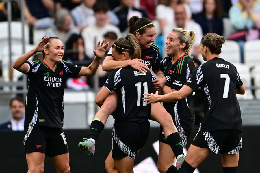 Mariona Caldentey celebrando con sus compañeras el segundo gol del Arsenal.