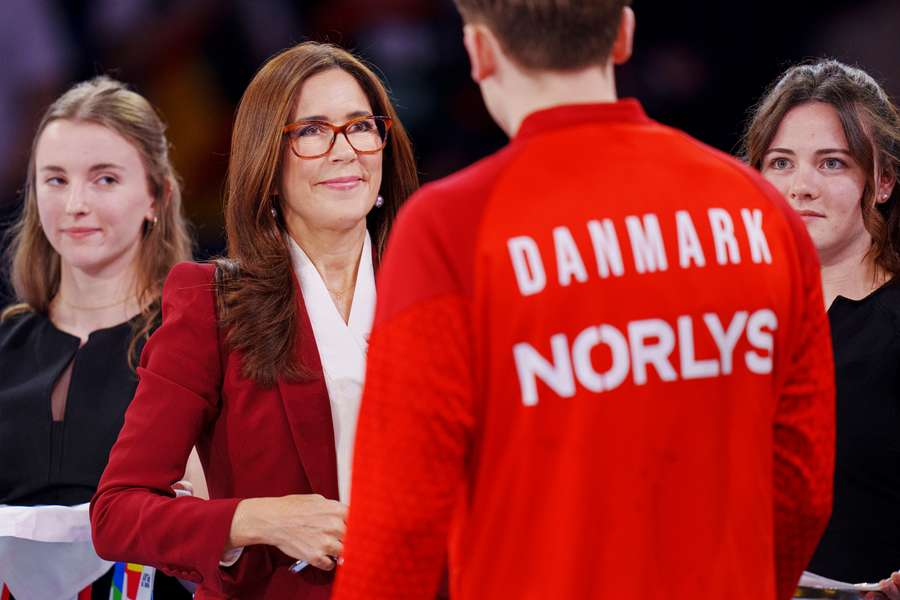 Dronning Mary deltog ved medaljeoverrækkelsen, hvor det desværre blev blev sølv til Danmark.