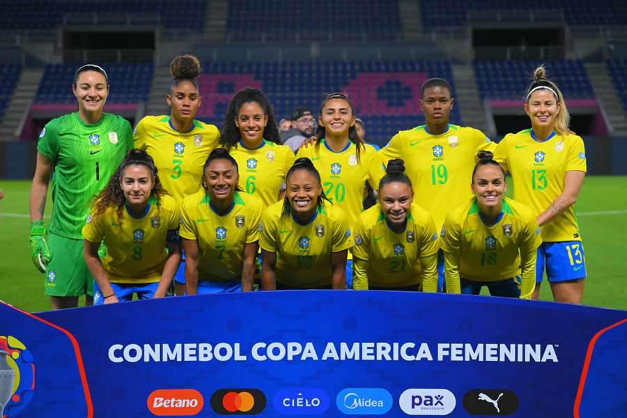 La selección de Brasil... y al fondo, unas gradas completamente vacías