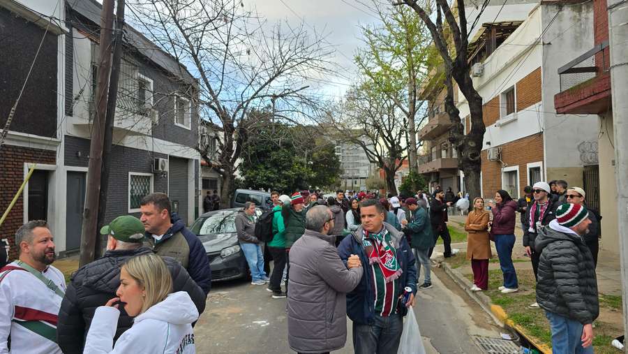 Torcedores do Fluminense acessam o estádio em meio à area residencial