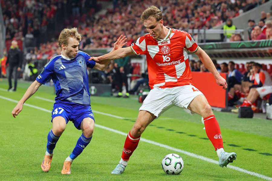 Záložník Sigmy Michal Beran v akci během duelu v Mohuči. Záložník Sigmy Michal Beran v akci během duelu v Mohuči.