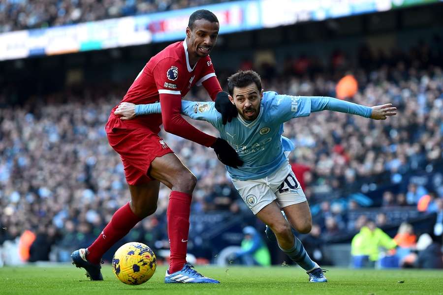 Joel Matip in duel met Bernardo Silva van Manchester City