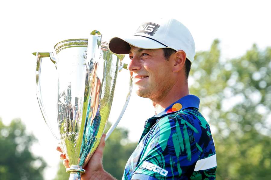 Hovland met de beker na zijn zege op het BMW Championship in Chicago