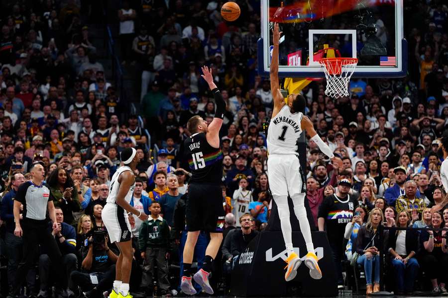 Jokič v súboji s Wembanyamom.