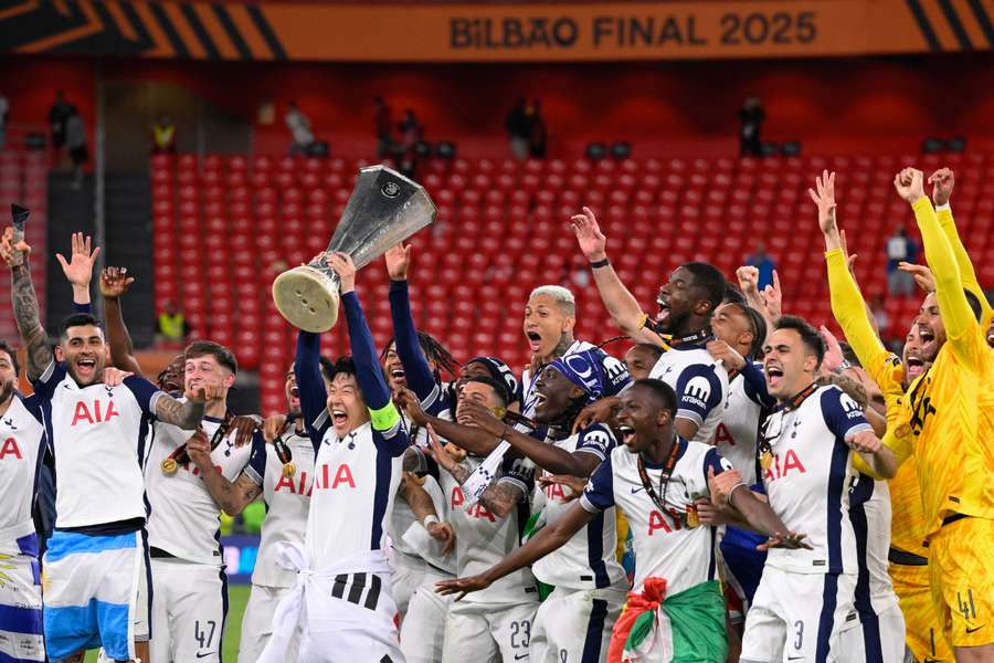 Jucătorii lui Tottenham sărbătoresc câștigarea Europa League