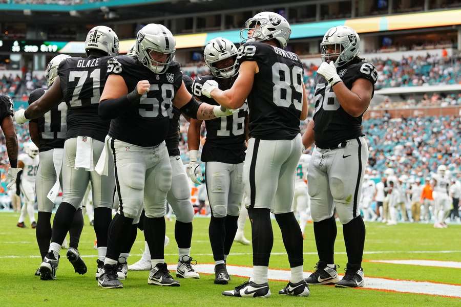 Spelers van de Raiders vieren een touchdown met de Trump Dance