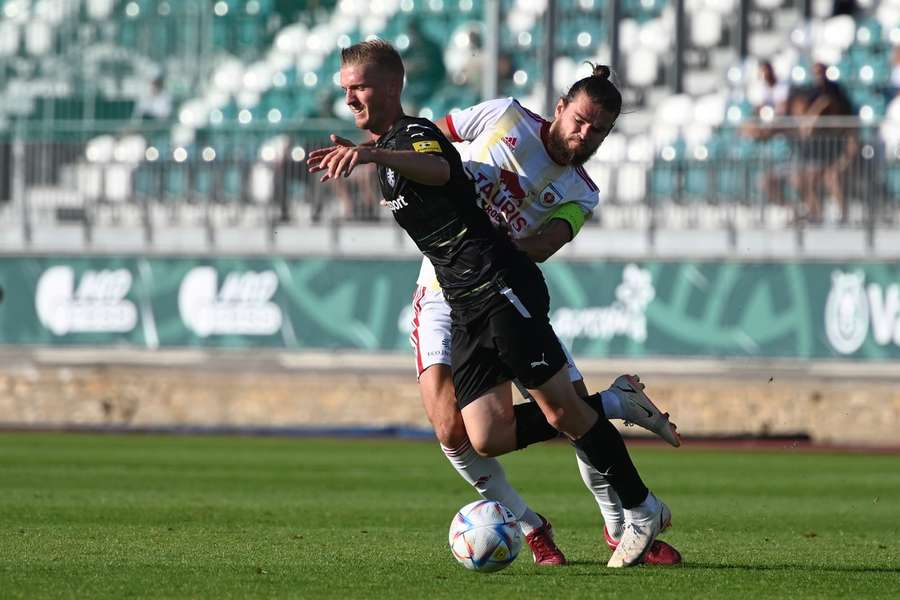 Skalický Vlasko v súboji s Ružomberčanom Kochanom.