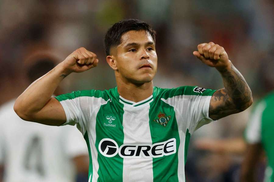 Cucho celebra un gol