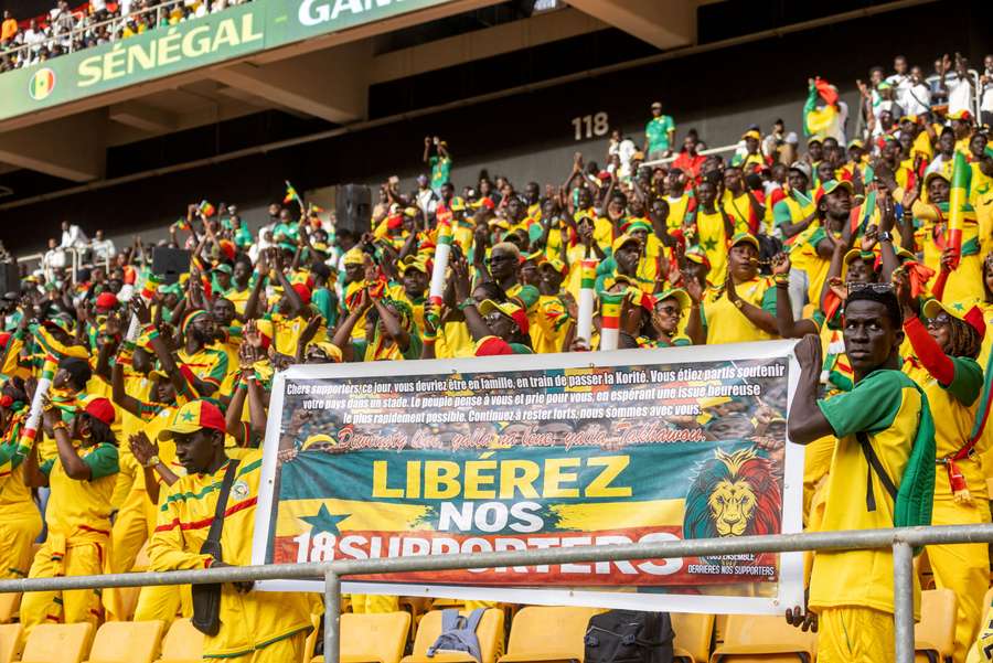 Liberan a tres aficionados de Senegal