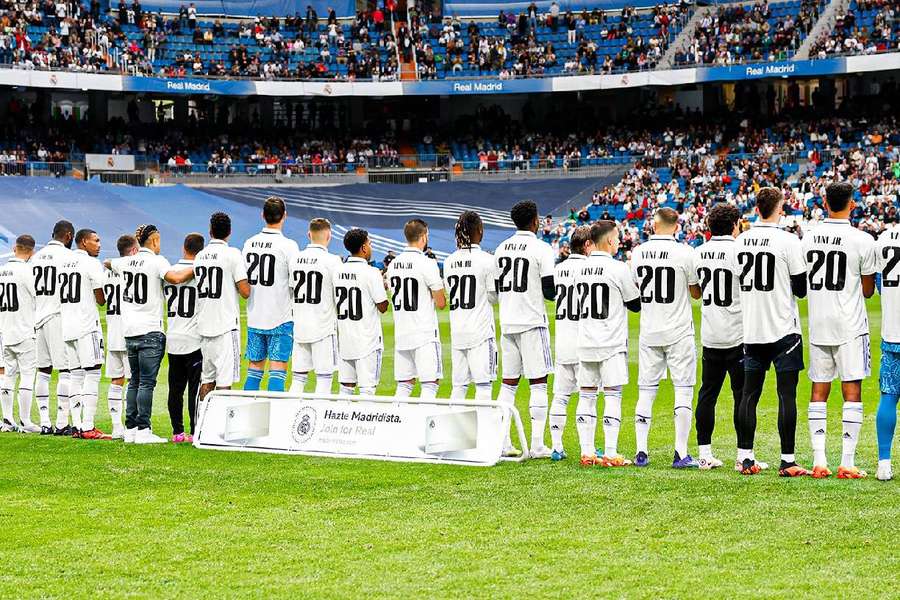 Jogadores do Real foram a campo com camisa 20 em homenagem a Vini