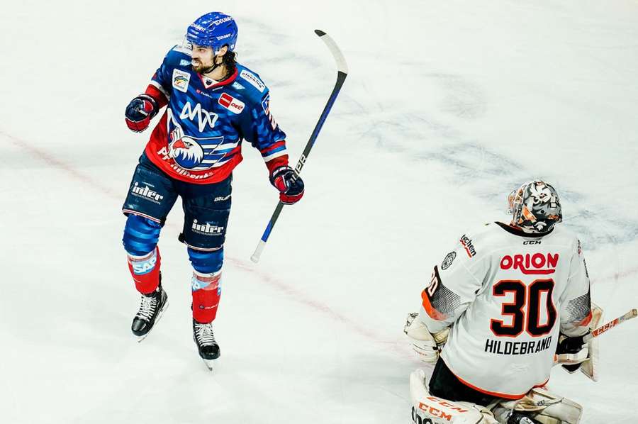 Nicolas Krämmer (l.) bejubelt den Sieg der Adler im Penaltyschießen.