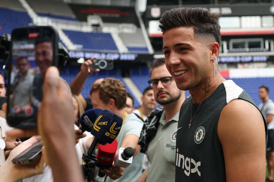 Enzo Fernández parla con la stampa in vista della finale tra Chelsea e PSG