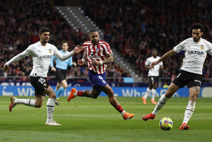 Atlético Madrid wint met Memphis Depay in de basis eenvoudig van Valencia