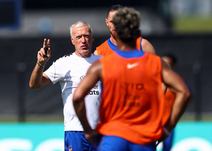 Deschamps prepara França para estreia na Copa Deschamps prepara França para estreia na Copa