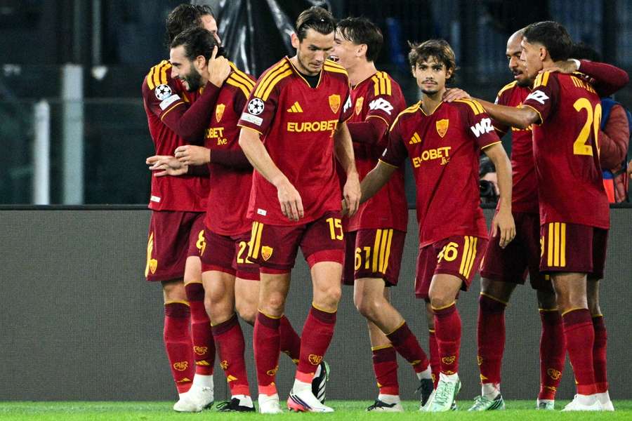 Los jugadores de la Roma celebran el gol de Mario Hermoso ante el Slovan Bratislava Los jugadores de la Roma celebran el gol de Mario Hermoso ante el Slovan Bratislava