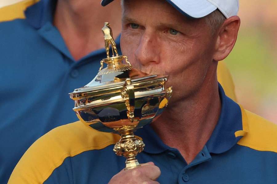 Luke Donald, capitán del equipo europeo, besa el trofeo en su celebración tras ganar la Ryder Cup en 2023.