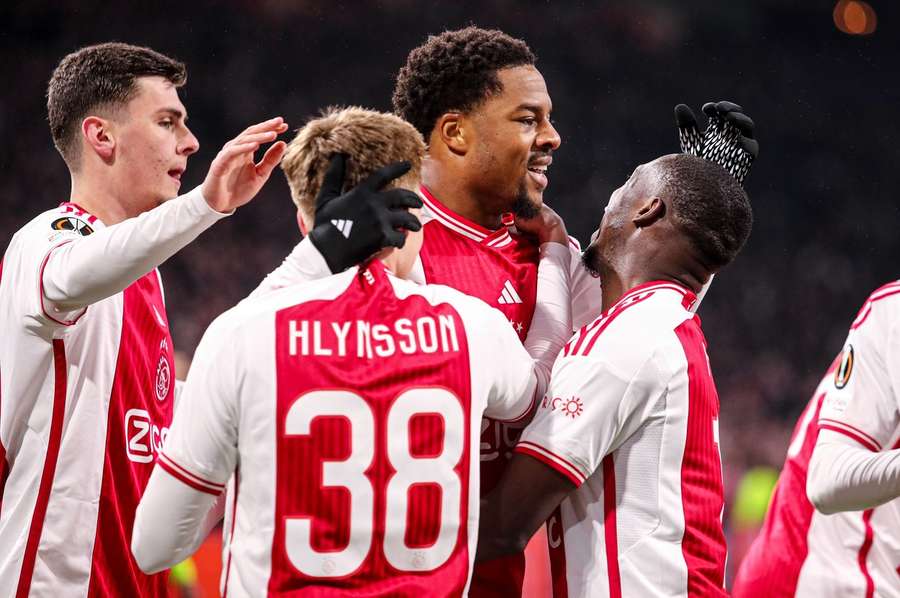 Ajax bereikte via een thuisoverwinning op AEK Athene de volgende ronde van de UEFA Europa Conference League