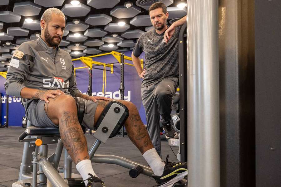 Neymar durante sessão de fisioterapia no centro de treinamentos do clube saudita 